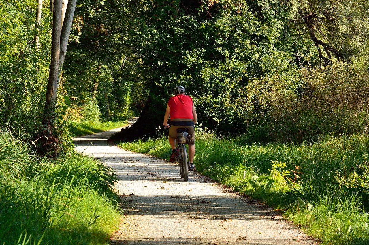 Radweg mit Radfahrer