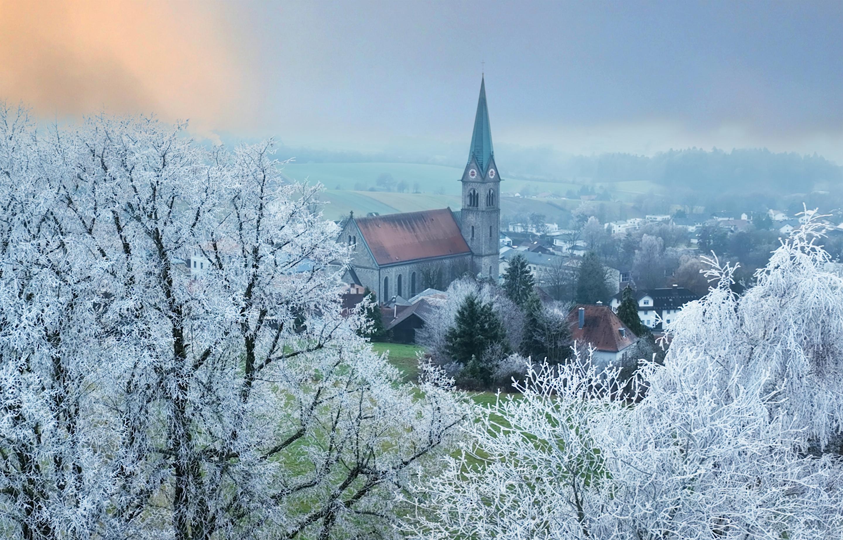 Blick auf Tittlinger Kirche
