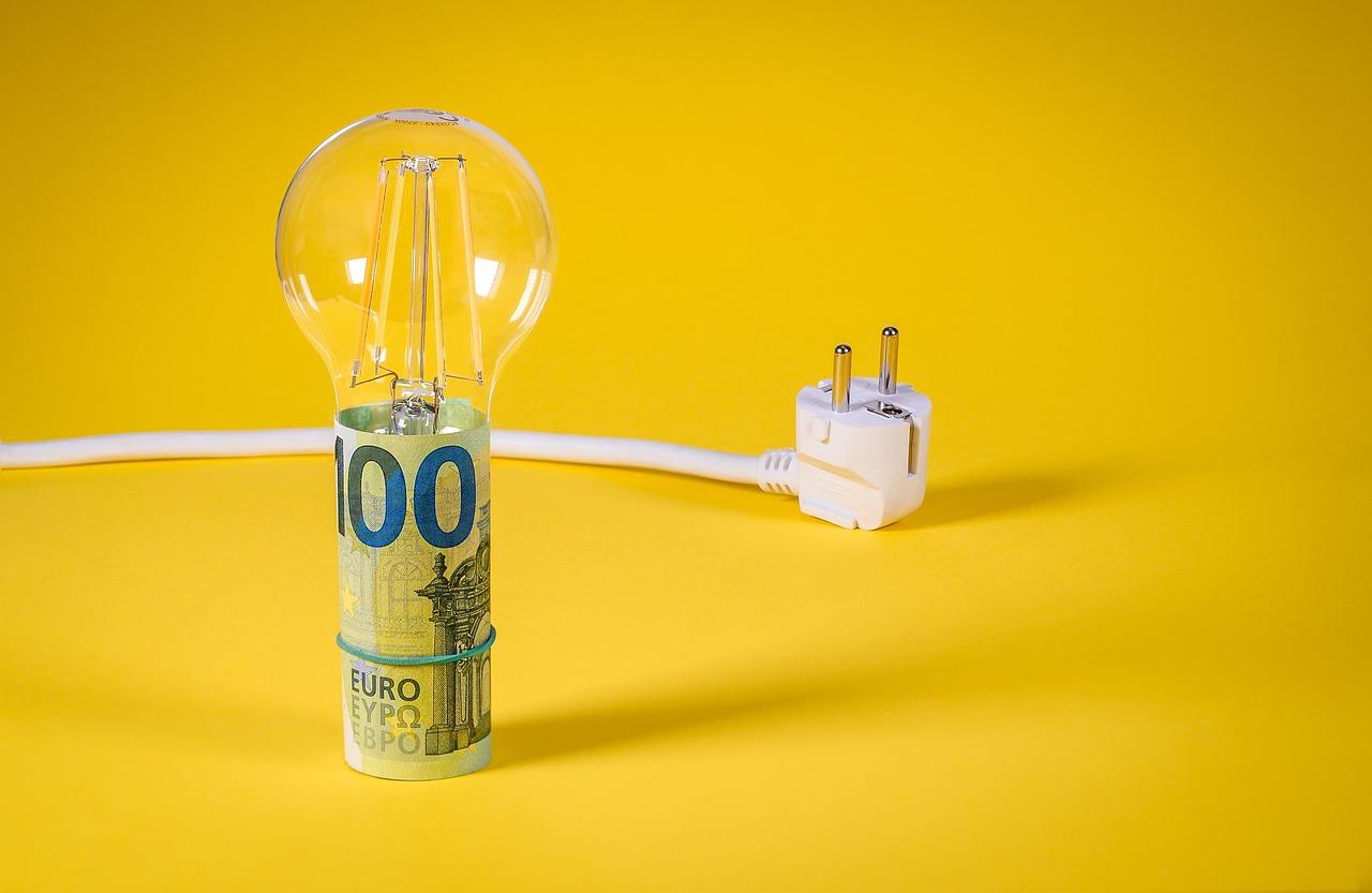 Glühbirne und Stecker - Energiesparen