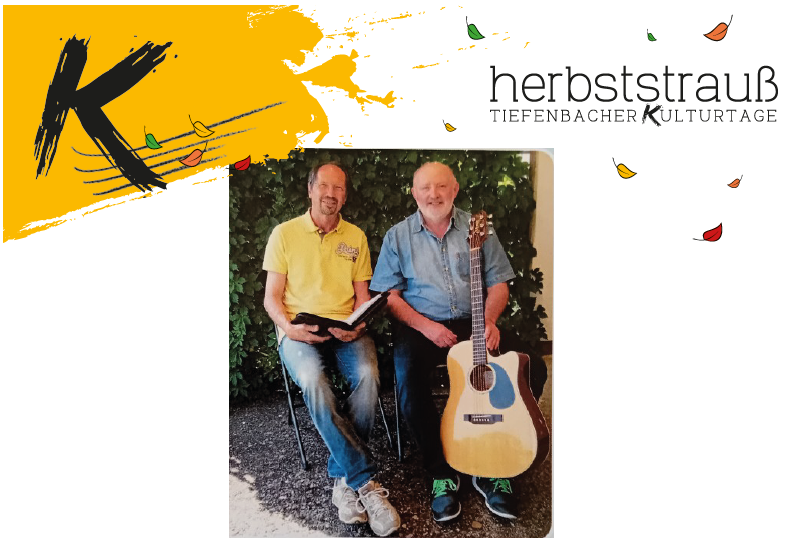 Bild von zwei sitzenden Personen. Einer mit Gitarre, der andere mit einem Liederbuch. Hintergrund grüne Sträucher