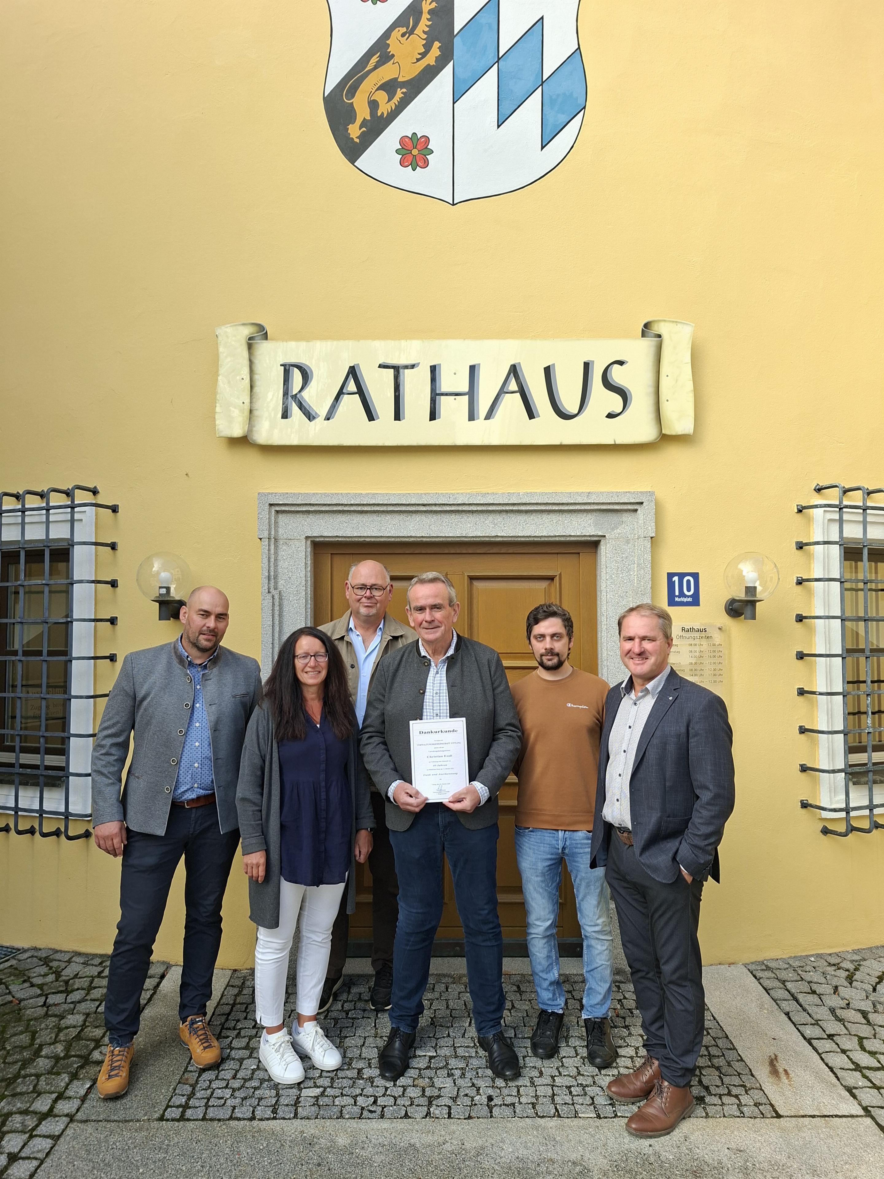 Gruppe von Mitarbeitern mit Geschäftsleitung