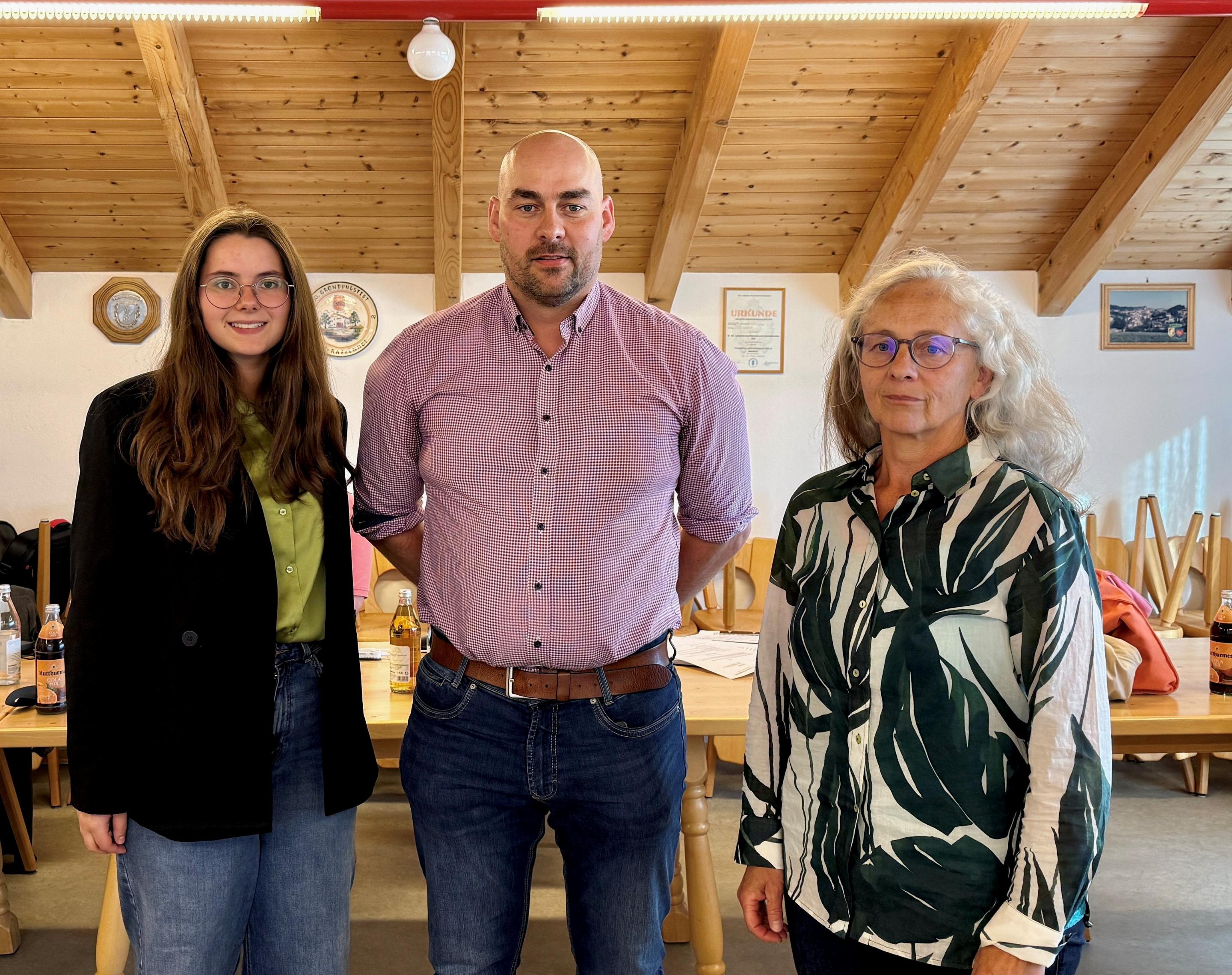 Foto von Beauftragten mit Bürgermeister im Sitzungsraum
