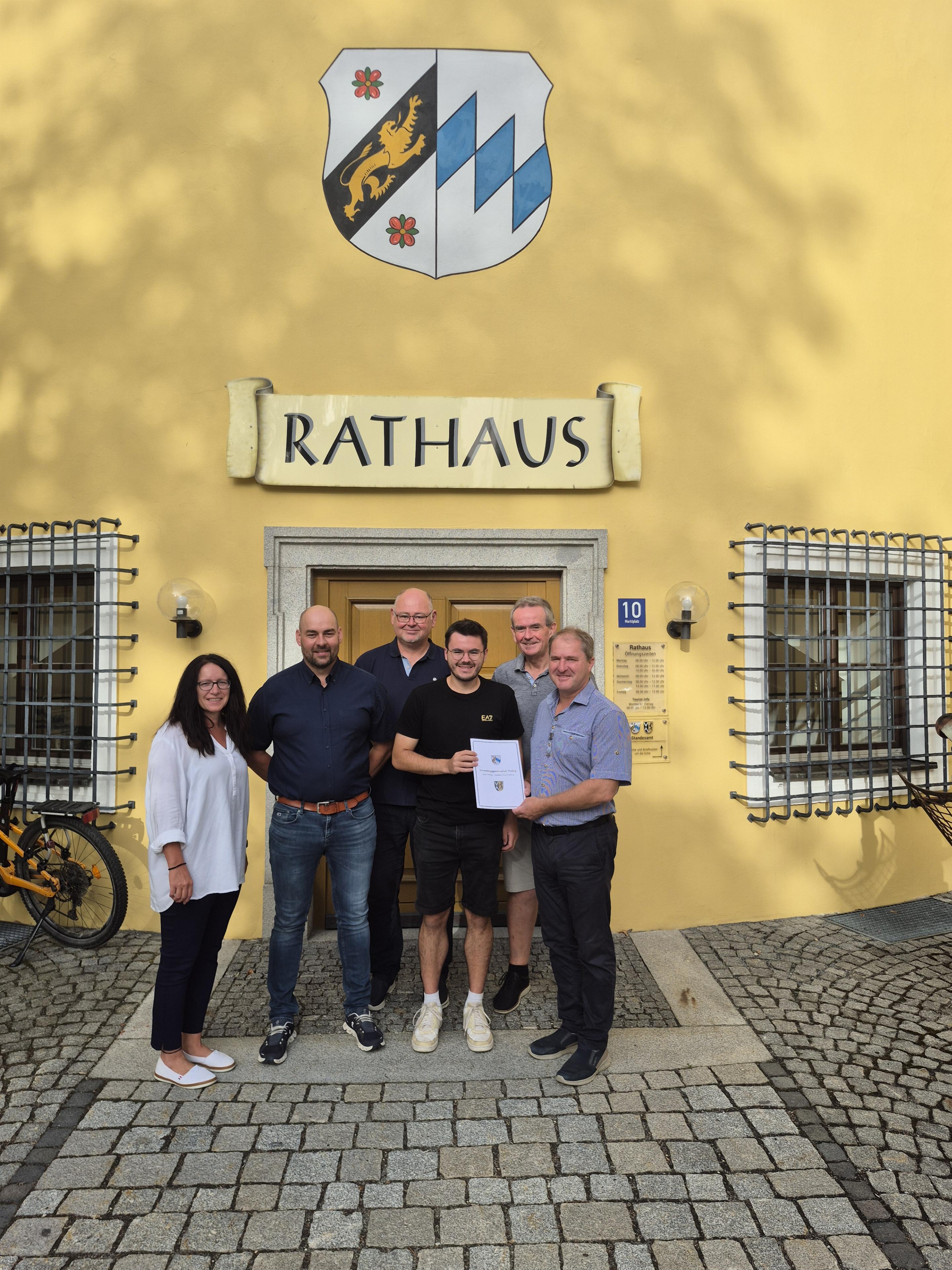 Gruppe von Personen vor Rathaus